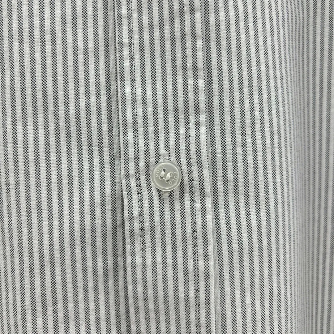 🅿️250 Ralph Lauren/Ralph Lauren imitation striped embroidered shirt. It is made of 100% cotton Oxford fabric. The 100% cotton material makes it very breathable. It is comfortable to wear and not easy to sweat. It has a loose fit and a three-dimensional upper body. The lines are smooth and natural. From the shoulder line to the waistline to the hem, the line transition is smooth. There are no unnecessary folds or accumulation. The whole body is neat and stretched. The chest is embellished with the iconic pony embroidery. It is simple but highly recognizable. The color transition of the embroidery thread is natural. The stitches are even and the spacing is uniform and the stitches can be connected naturally. The lines are smooth and not stiff. Color: White Size: S M L XL